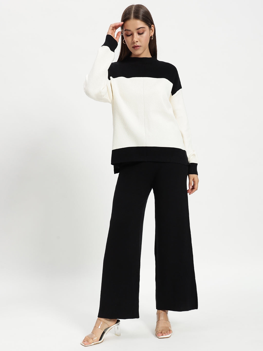 WOOLEN COORD WHITE AND BLACK